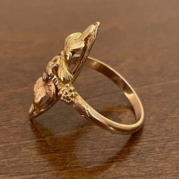 10K solid gold black hills tri color grape leaves navette cocktail pinky ring - Picture 3 of 10